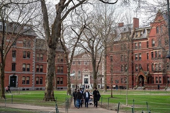 配资官方开户 特朗普威胁停止向哈佛大学拨款 要求校方提供国际学生名单